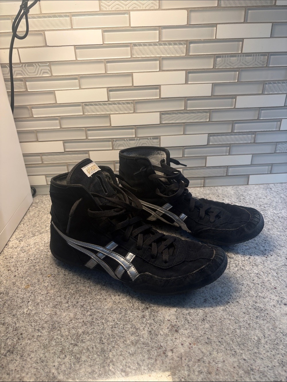 Mens asics wrestling shoes black and silver .
Size 9 men’s